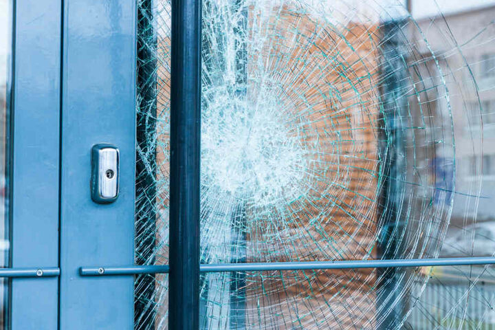 In der Werdauer Innenstadt wurden am Wochenende sieben Schaufenster- und Türscheiben eingeschlagen und ein Auto demoliert. (Symbolbild)
