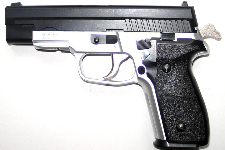 Das Kind hielt die Softairpistole nicht nur aus dem Fenster. Er feuerte die Waffe sogar ab (Symbolbild).