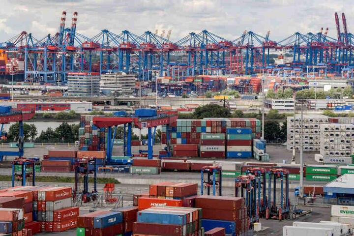 Am Hamburger Hafen könnten Container bald per Hyperloop transportiert werden.