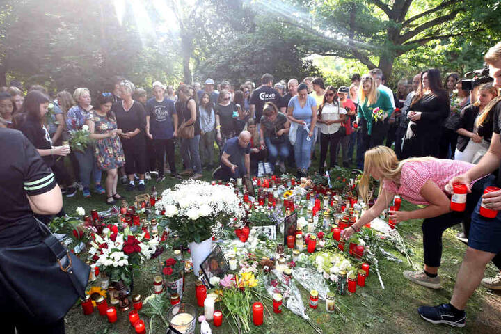 Im Casino-Garten haben in den letzten Tagen schon viele Menschen Kerzen und Blumen abgelegt.