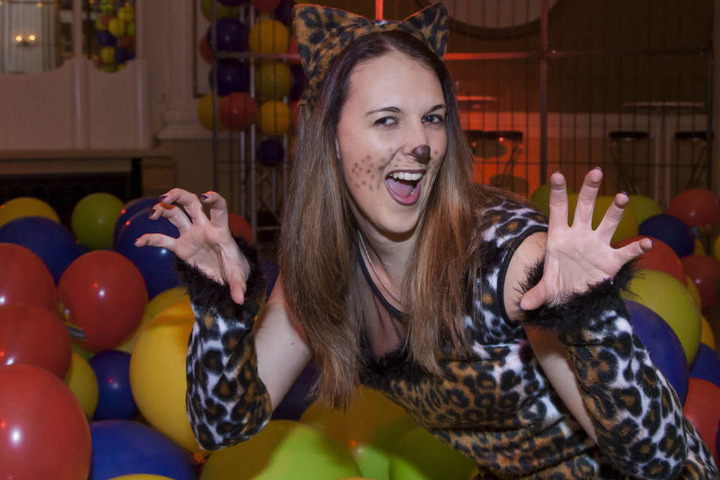 Klara Simkova (24, Serviceassistentin) aus Dresden als Leopard beim Fasching im Parkhotel Dresden. "Ich komme aus Tschechien. Da gibt es so etwas wie hier kaum. Ich will hier richtig Fasching feiern."