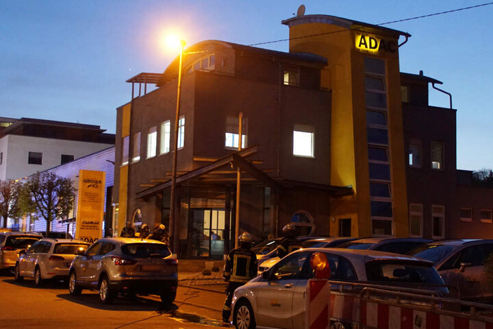 In dieser Firma gerieten die Fahrzeuge in Brand.