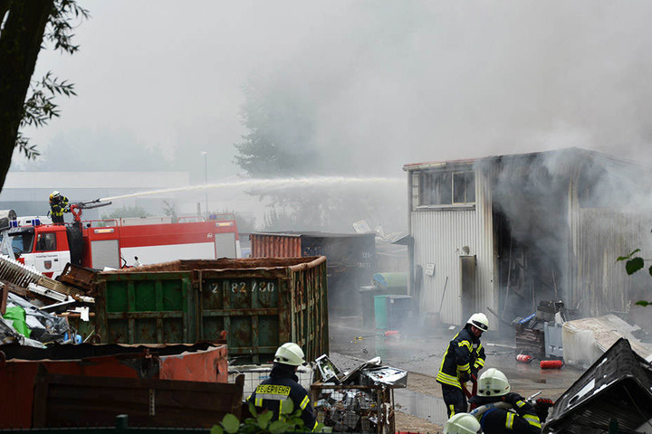 Die Feuerwehr ist noch immer mit der Brandbekämpfung beschäftigt.