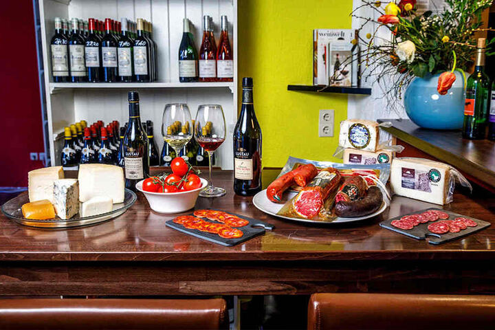 Lecker! Sherry, Käse von der Payoya-Ziege, Wurst u.a. vom freilaufenden Iberico-Schwein und luftgetrocknete Lende ...
