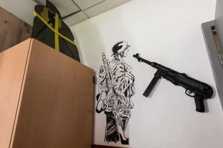 Im Aufenthaltsraum, dem sogenannten Bunker, des Jägerbataillons 291 der Bundeswehr in Illkirch hängt eine Maschinenpistole MP 40 an der Wand.
