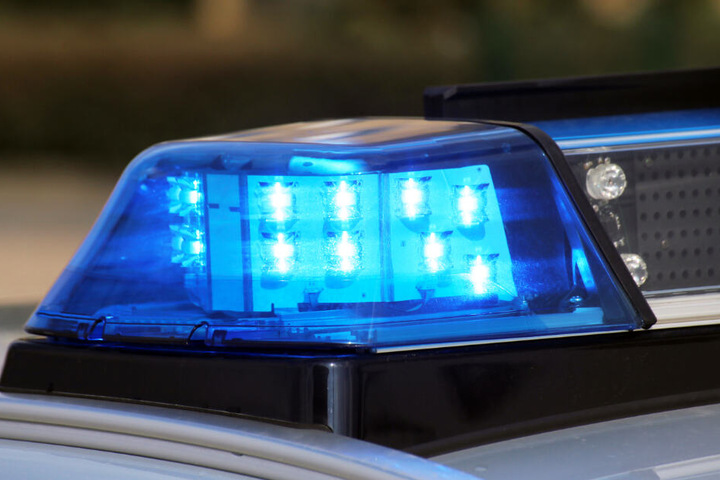 Die Polizei rückte wegen eines Notrufs aus und erwischte zwei Menschen beim Sex.