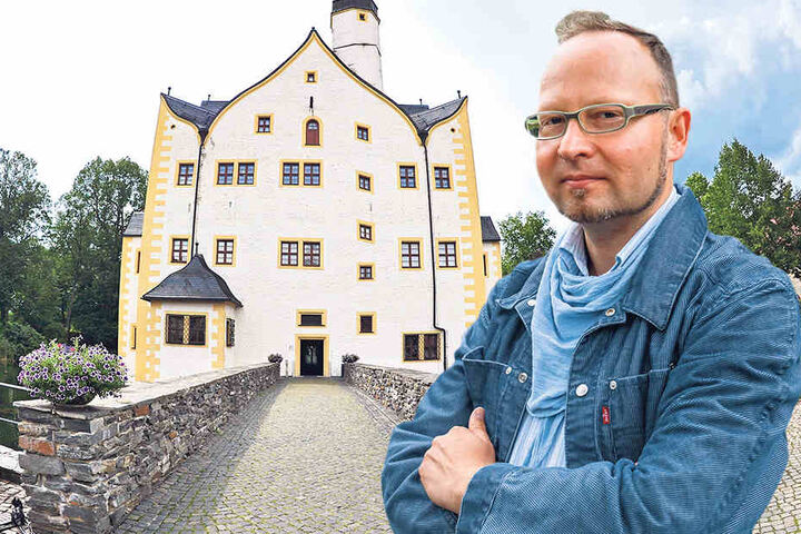 Andreas
Wolf-Kather
(41, Vosi/
Piraten) ärgert
sich über den
Zustand. Drinnen ist alles
schick: Das Wasserschloss
Klaffenbach
ist eine beliebte Feierlocation.