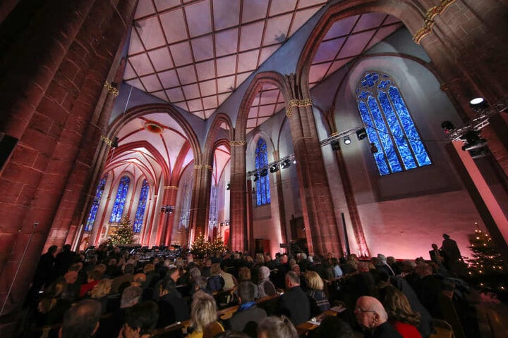Die Marke zeigt einen Ausschnitt aus einem Kirchenfenster von Marc Chagall in St. Stephan in Mainz.