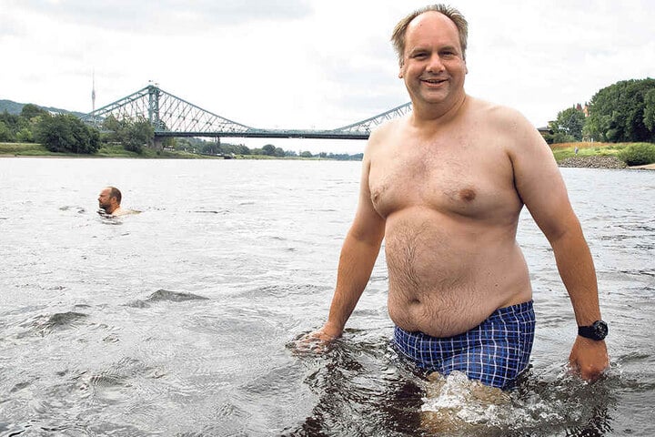Statt Anzug mal in Badehose: OB Dirk Hilbert (45) schwamm zum ersten Mal beim
Elbe-Schwimmen mit.