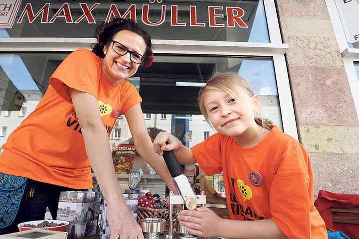 Zeigen, dass man noch da ist: Katrin Günther (38) vom Stadtteil-Management Reitbahnviertel bastelt mit Tochter Anna (8) Buttons.