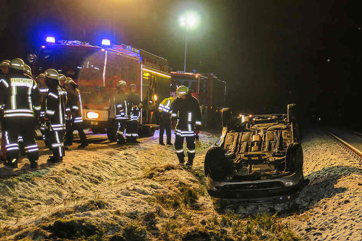 Das Auto war direkt neben der Bahnlinie liegen geblieben.