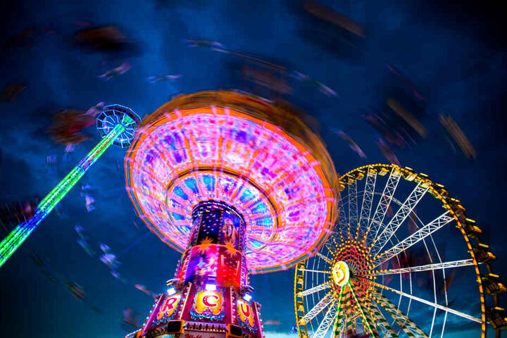 Kettenkarussell und Riesenrad dürfen auf der Kirmes nicht fehlen.