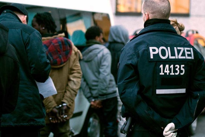 Immer wieder fasst die Polizei bei Razzien Drogendealer, die meisten von ihnen kommen aus Afrika.