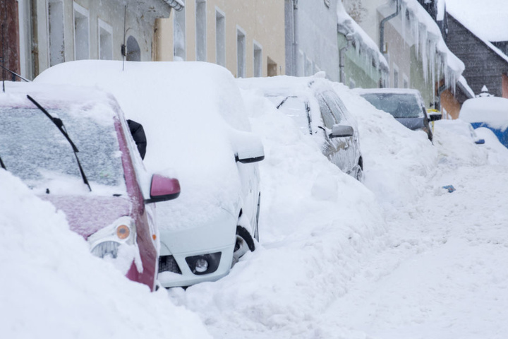 Die Autos in der Großen Sommerleite in Annaberg versinken im Schnee.