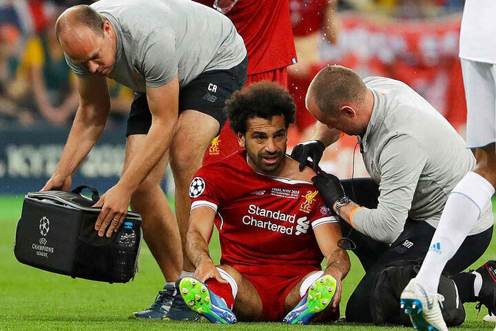 Die Schulter machte ein Weiterspielen unmöglich. Unter Tränen musste Mohamed Salah (m.) das Feld schon in der ersten Halbzeit verlassen.
