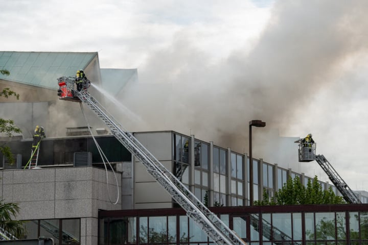 Offenbar brach in der Dachkonstruktion der Rheingoldhalle das Feuer aus.