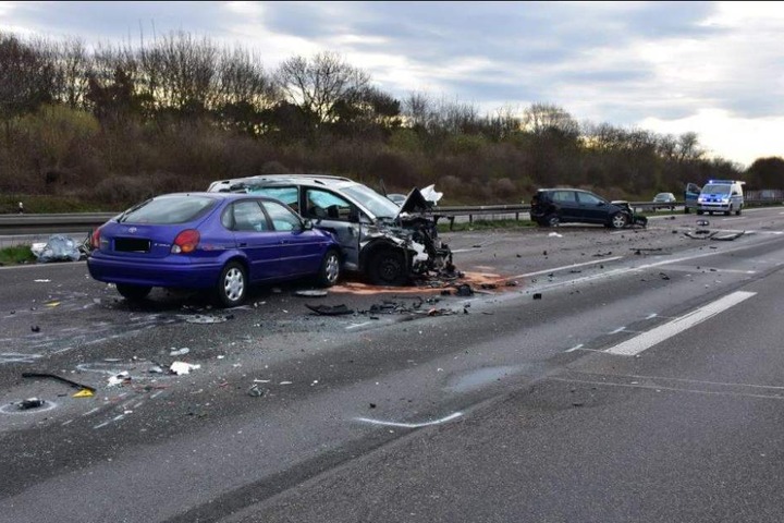 Die A4 war nach dem schweren Unfall bis 10.20 Uhr in Richtung Olpe gesperrt.