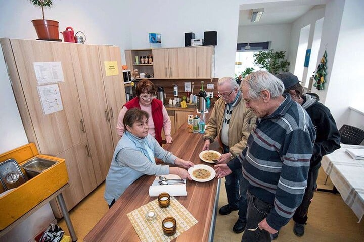 Aufwärmen, quatschen und ein warmes Essen: Den Tagestreff "Haltestelle" besuchen knapp 600 Menschen im Jahr. 96 Chemnitzer sind aktuell obdachlos.