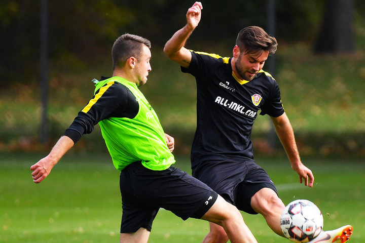 "Das mach' ich doch mit links", denkt sich hier Niklas Kreuzer (r.) im Training gegen Mitspieler Justin Löwe und flankt einfach mit dem schwächeren Fuß.