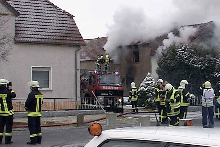 Bis 12 Uhr dauerten die Löscharbeiten an dem Einfamilienhaus an.