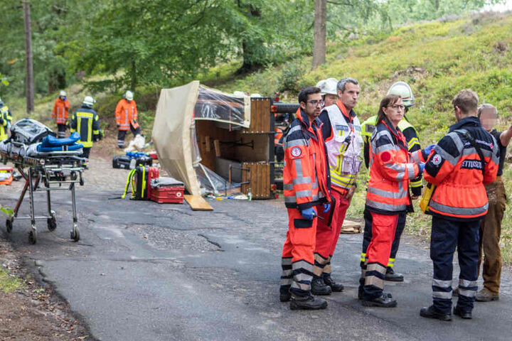 Die Kutsche ist bei dem Unfall umgekippt und blieb auf der Seite liegen.