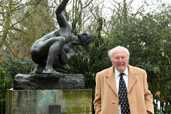 Zwei der Bronzeskulpturen, die sein Vater und Vater als früherer Direktor des Leipziger Zoos gekauft hatte, bleiben im Besitz der Stadt und am Standort im Zoo.