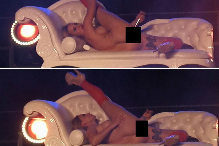 Auf einem Ledersofa vergnügte sich eine Blondine mit einem Spielzeug.
