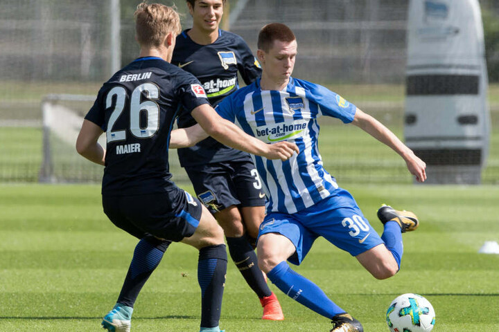 Julius Kade während eines Trainingsspiels im Zweikampf mit Arne Maier.