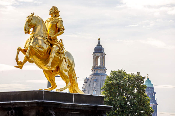 Steckt allein 1,4 Millionen Euro in die Bewerbung zur Kulturhauptstadt 2025: Dresden mit dem berühmten Goldenen Reiter auf der Hauptstraße.