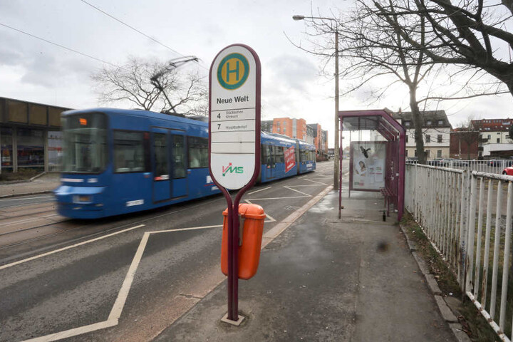 Sinnlose Zerstörungswut: In Zwickau haben Vandalen mehrere Haltestellen wie die an der Neuen Welt zerdeppert.