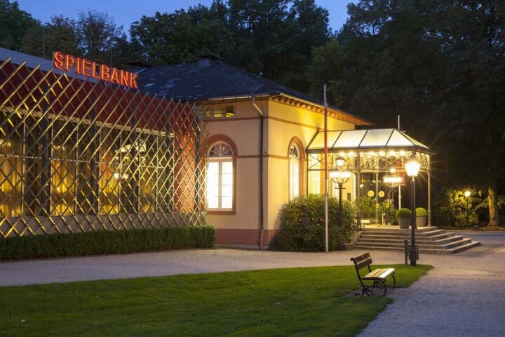 Die Spielbank Bad Homburg liegt im Kurpark.
