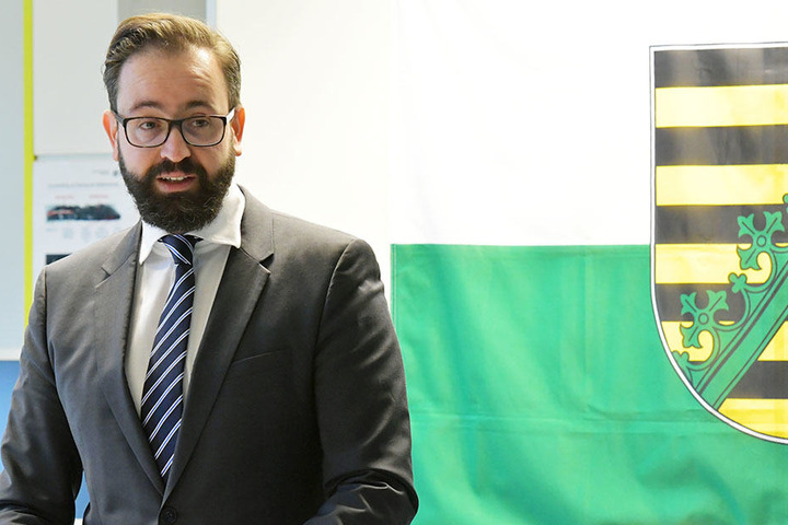 Justizminister Sebastian Gemkow (39, CDU) hatte jüngst darauf verwiesen, dass 2017/18 insgesamt 105 neue Stellen im Justizvollzug geschaffen wurden.