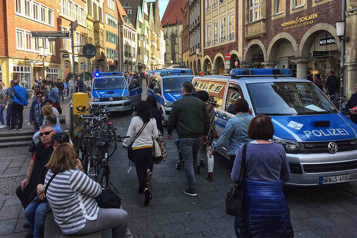 Einsatzfahrzeuge der Polizei stehen in der Innenstadt. In Münster sind am Samstag mehrere Menschen gestorben, als ein Auto in eine Menschenmenge fuhr. Das teilte die Polizei über Twitter mit.