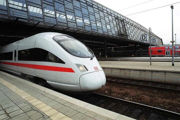 Das sah man in den vergangenen zwölf Jahren nicht mehr: Ein ICE rollt aus dem Chemnitzer Hauptbahnhof.