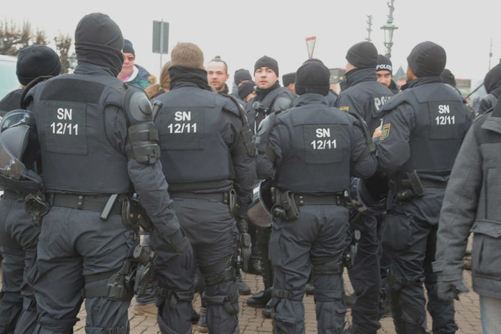 Die Polizei nahm von verschiedenen Personen die Personalien auf.