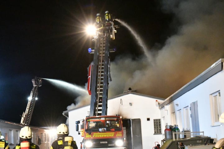 Die Feuerwehr brachte das Feuer unter Kontrolle.