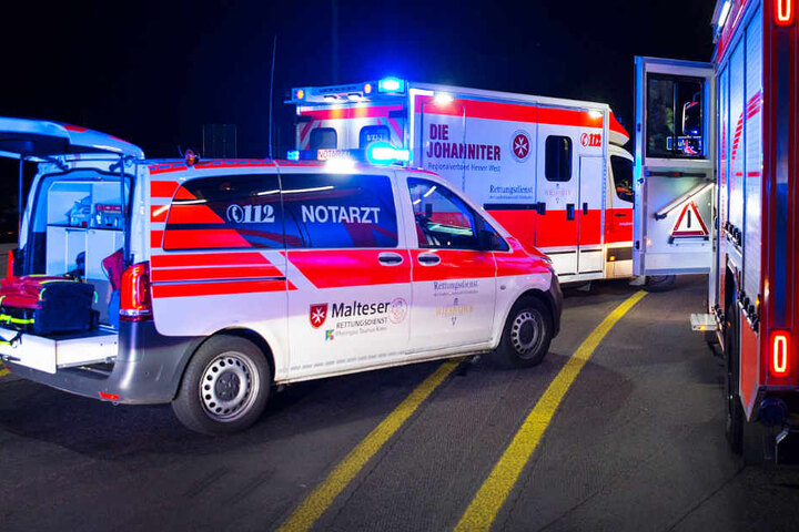 Die junge Autofahrerin wurde lebensgefährlich verletzt. Rettungskräfte mussten sie wiederbeleben.