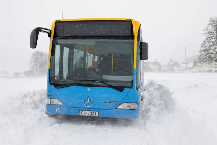 Der Bus ist kurz nach dem Ortsausgang Eibenberg liegen geblieben.
