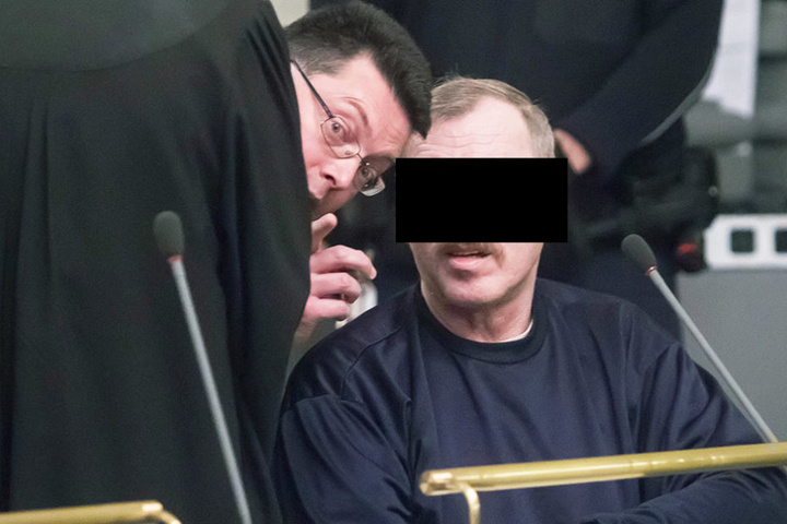 Während der Verhandlung schwieg der Angeklagte. Er ist aber bereits
einschlägig vorbestraft.