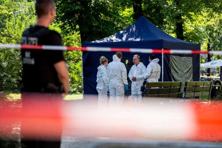 Beamte der Spurensicherung sichern in einem Faltpavillon Spuren am Tatort. (Archivbild)