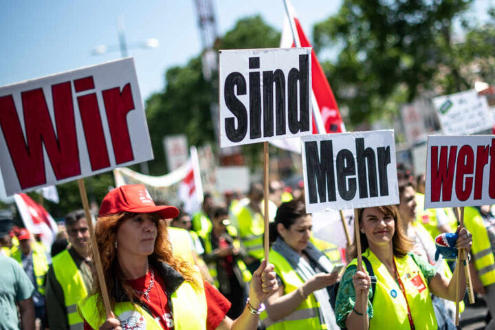 Zahlreiche Mitarbeiter gingen auf die Straße (Symbolfoto).