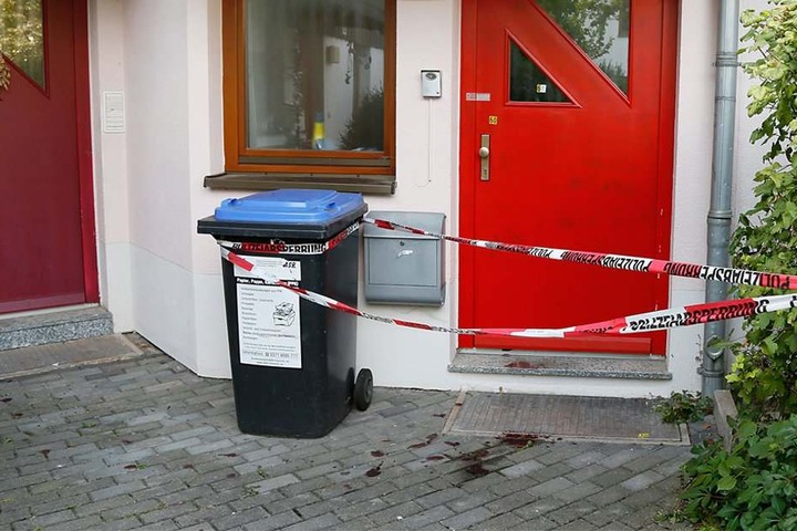 Die verletzte Frau konnte sich aus ihrem Haus zu den Nachbarn schleppen. Die alarmierten die Polizei und Notarzt.