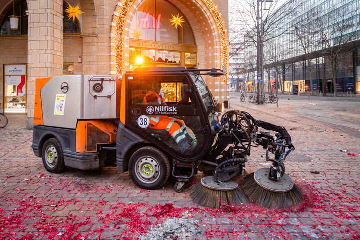 Kehrmaschinen beseitigten die letzten Reste der Silvesternacht.