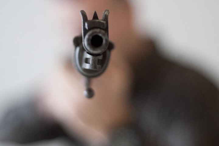 Die Polizei fand das Luftgewehr griffbereit auf dem Beifahrersitz des Mannes. (Symbolbild)