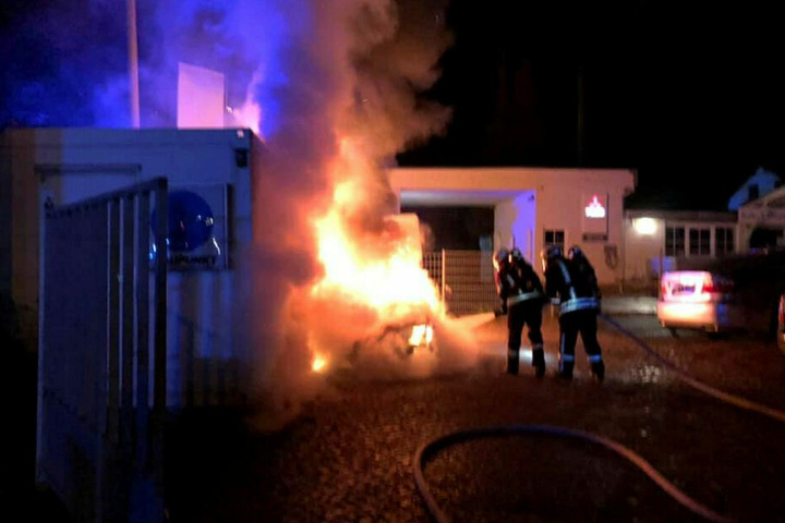 Auf dem Werkstattgelände stand der alte Audi über Nacht in Vollbrand.