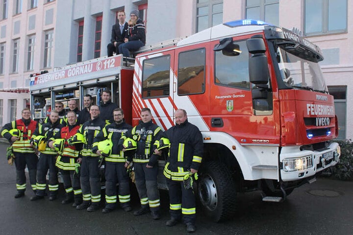 Einsatz erfolgreich abgeschlossen: Der Feuerwehrtrupp und dieglücklichen
Verliebten auf dem Dach.