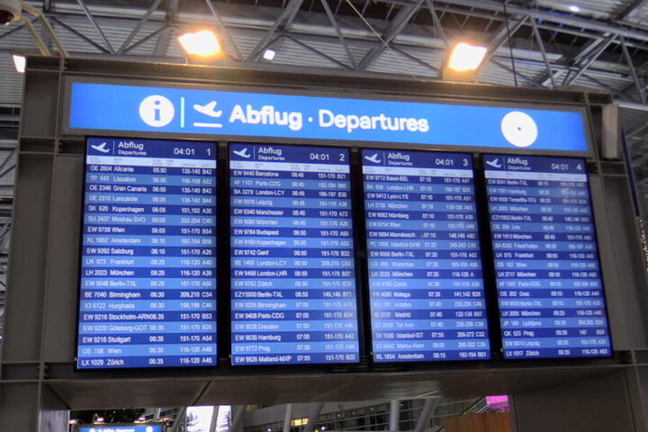 Die Abflug-Tafel am Flughafen Düsseldorf am Dienstagmorgen. Germania wird nicht mehr abheben.
