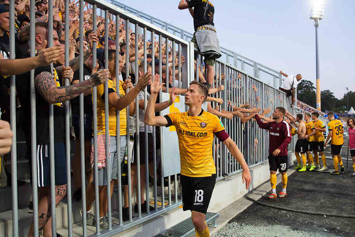 Jannik Müller nach dem Spielschluss bei den Fans. Den Punkt nahmen alle gern mit nach Dresden, auch wenn es ein Dreier hätte sein müssen.