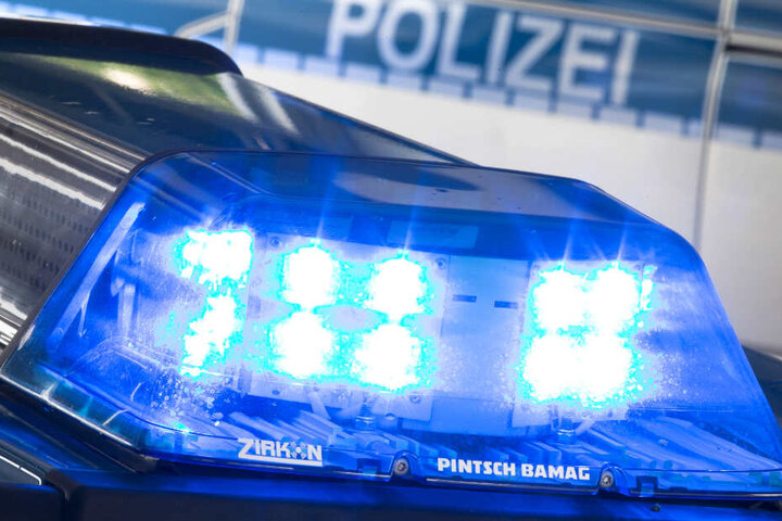 Ein Blaulicht der Polizei leuchtet im Einsatz.