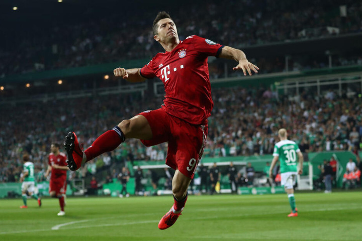 Münchens Robert Lewandowski jubelt nach dem Elfmetertor zum 3:2.